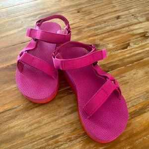 Teva size 7 hot pink shoes- women